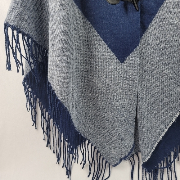 NWT Soft toggle button Blue Colorblock fringe poncho Cape I37 - Picture 3 of 7